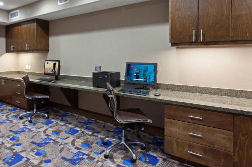 Televisyen dan/atau pusat hiburan di Residence Inn by Marriott Seattle Sea-Tac Airport