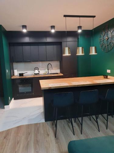 Kitchen o kitchenette sa Apartament 3 pokojowy lub pokój w mieszkaniu w nowym bloku