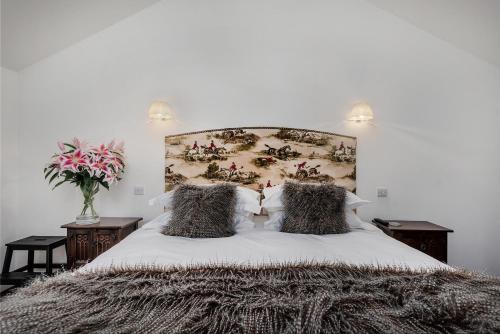 - une chambre avec un grand lit et une grande tête de lit dans l'établissement Finest Retreats - Middle Warble Stables, à Mellor