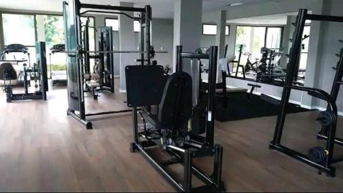 un gimnasio con varias máquinas de correr en una habitación en Apt próximo à praia de Ponta Negra/Litoral Sul/Natal, en Parnamirim