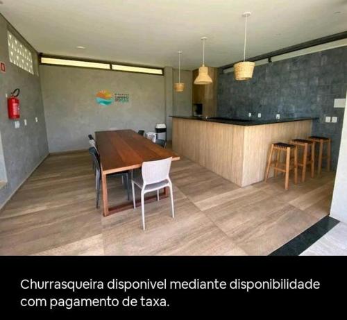 a dining room with a table and chairs in a room at Apt próximo à praia de Ponta Negra/Litoral Sul/Natal in Parnamirim