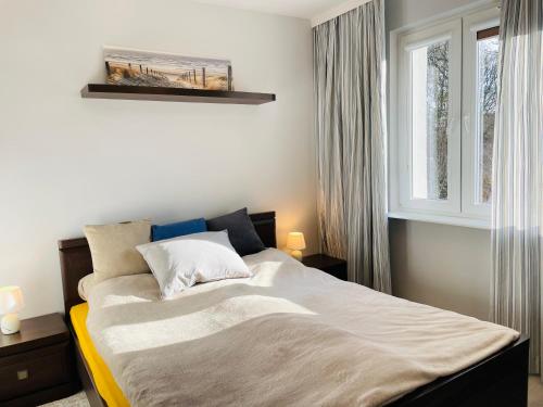 Schlafzimmer mit einem großen Bett und einem Fenster in der Unterkunft Zatoka spokoju in Gdynia