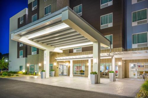 TownePlace Suites by Marriott Tuscaloosa في توسكالوسا: مبنى فيه مظلات امام مبنى