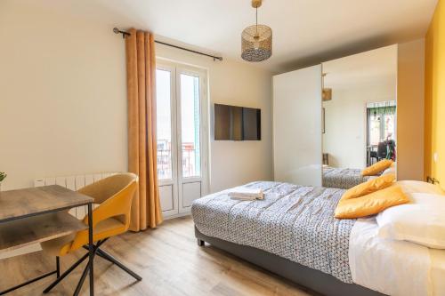 1 dormitorio con cama, escritorio y ventana en New F5 Neuf Cosy Lumineux proche siége Michelin, en Clermont-Ferrand