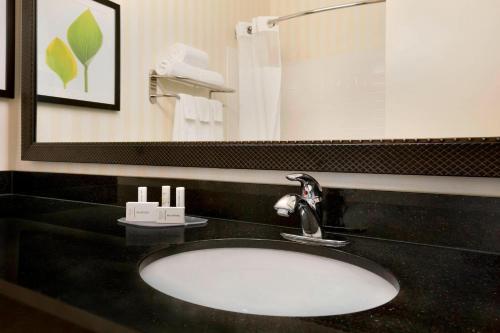 Fairfield Inn & Suites Minneapolis Eden Prairie في إيدن بريري: حمام مع حوض ومرآة