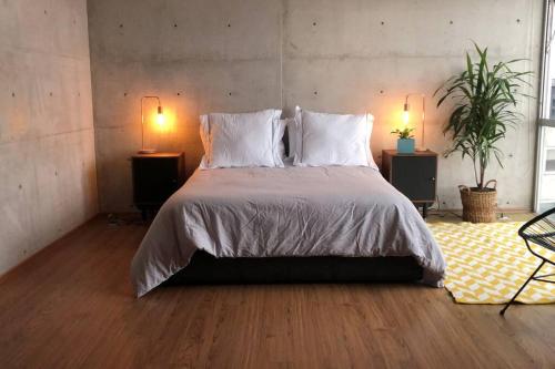 1 dormitorio con 1 cama grande y 2 mesitas de noche en Super cool & comfortable in the heart of Condesa., en Ciudad de México
