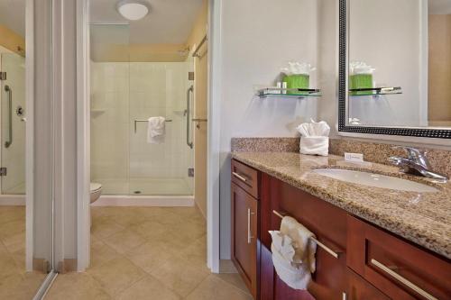 y baño con lavabo y ducha. en Residence Inn Orlando Lake Mary, en Lake Mary
