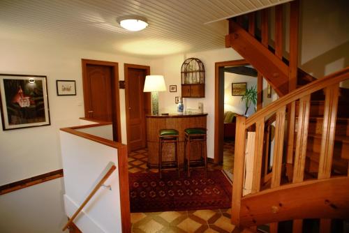 une chambre avec un escalier et une cuisine avec des tabourets dans l'établissement Gîte du Windstein, à Windstein