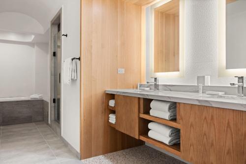 ロサンゼルスにあるマリーナ デル レイ マリオットのバスルーム(洗面台、トイレ、シャワー付)