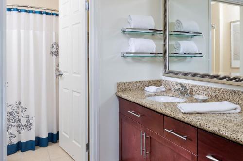 bagno con lavandino, specchio e doccia di Residence Inn by Marriott Amarillo ad Amarillo