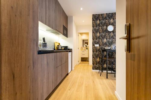 a hallway with a kitchen and a dining room at Marinha Grande Apartamentos N3 GOLD in Marinha Grande