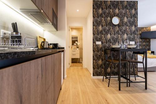 a kitchen with a counter and a bar in a room at Marinha Grande Apartamentos N3 GOLD in Marinha Grande