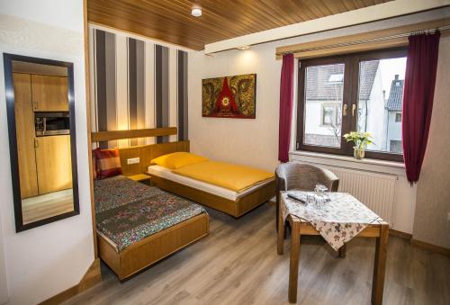 سرير أو أسرّة في غرفة في Boardinghouse Remchingen Baan Arun