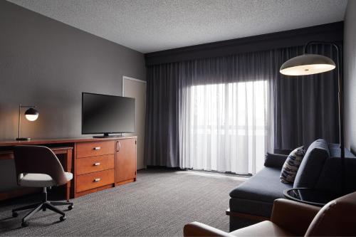 Courtyard by Marriott St. Louis Downtown West Image