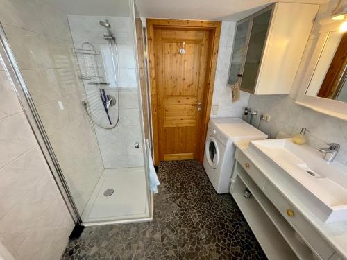 uma casa de banho com um lavatório e uma máquina de lavar roupa em Zentrale Idylle in Kempten em Kempten