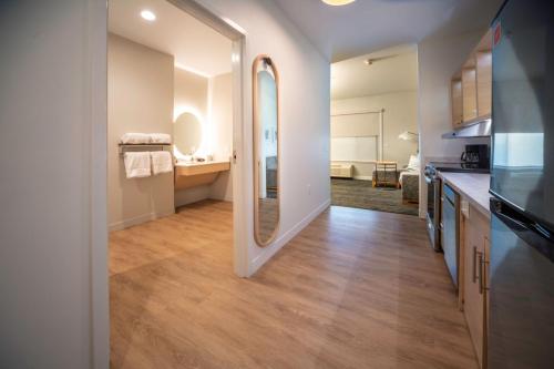 una cucina con un grande specchio in una stanza di TownePlace Suites by Marriott Louisville Downtown a Louisville