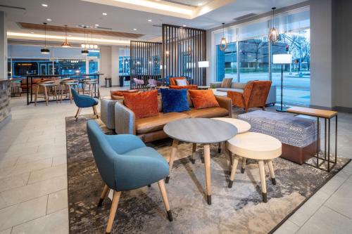 a lobby with a couch and tables and a bar at TownePlace Suites by Marriott Louisville Downtown in Louisville