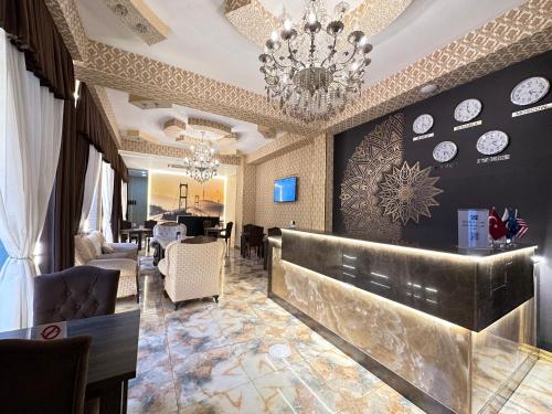 un salon avec un lustre et une salle à manger dans l'établissement Istanbul Gold Hotel, à Baku