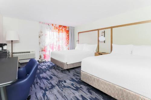 um quarto de hotel com duas camas e uma cadeira em Fairfield Inn and Suites by Marriott San Jose Airport em San Jose