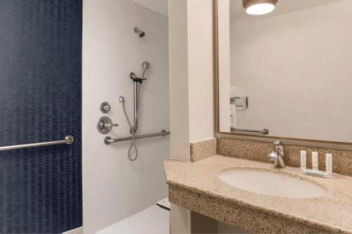 uma casa de banho com um lavatório e um chuveiro em Fairfield Inn and Suites by Marriott San Jose Airport em San Jose
