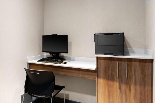 una oficina con escritorio, ordenador y silla en Fairfield Inn & Suites by Marriott Winnemucca, en Winnemucca