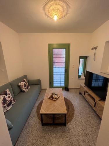 salon z kanapą i stolikiem kawowym w obiekcie La Casa Verde w mieście Ermupoli