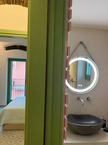 La Casa Verde في إرموبولّي: حمام به حوض أسود ومرآة