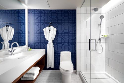 uma casa de banho com um WC, um lavatório e um chuveiro em Le Méridien Dania Beach at Fort Lauderdale Airport em Avon Park