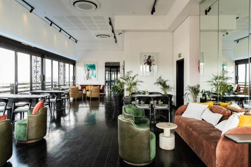 een lobby met een bank en tafels en stoelen bij Hallmark Apartment Urban City Stay in Johannesburg