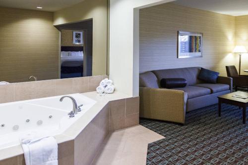 Habitación de hotel con bañera y sofá en Fairfield Inn & Suites by Marriott Somerset, en Somerset