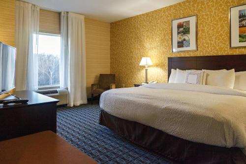 a hotel room with a large bed and a window at Fairfield Inn & Suites by Marriott Somerset in Somerset