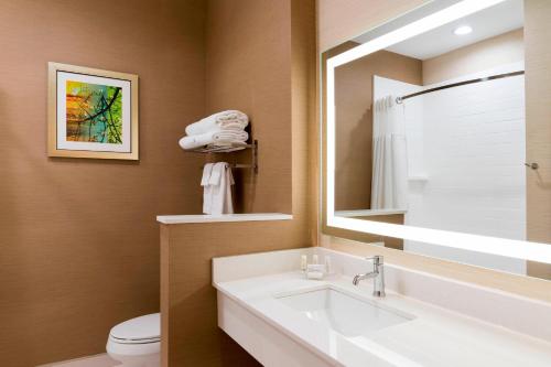 uma casa de banho com um lavatório, um WC e um espelho. em Fairfield Inn & Suites by Marriott West Monroe em West Monroe