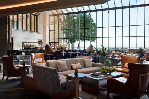 vestíbulo con sofá, sillas y bar en San Francisco Airport Marriott Waterfront en Burlingame