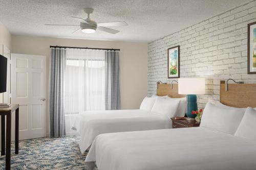 Habitación de hotel con 2 camas y ventana en Marriott's Heritage Club, en Hilton Head Island