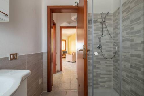 een badkamer met een douche en een wastafel bij Casa Delle Pleiadi in Torre delle Stelle