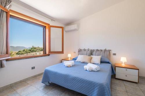 een slaapkamer met een bed met twee handdoeken erop bij Casa Delle Pleiadi in Torre delle Stelle