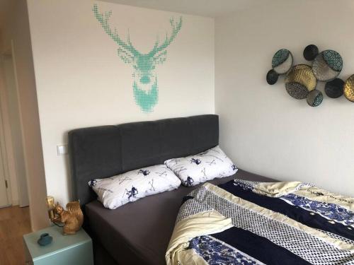 ein Schlafzimmer mit einem Bett mit Kissen und einer Wand in der Unterkunft Apartment Tälerblick Maxi -neu modernisiert- in Böbrach