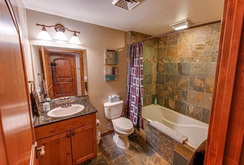 Ένα μπάνιο στο Large Upscale Condo with Full Kitchen Ski Silver Mountain Beautiful Views