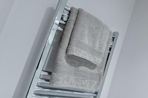 een handdoek op een handdoekenrek in de badkamer bij Rooms at Rolleston in Rolleston
