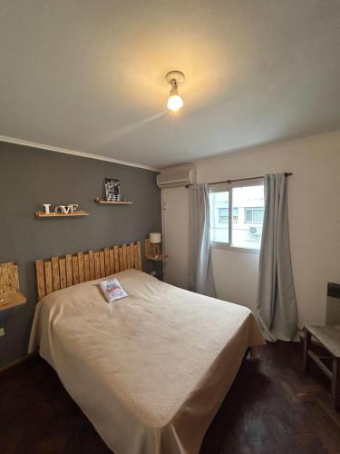 Un dormitorio con una cama grande y una ventana en Viaggiato Carlucci en Córdoba