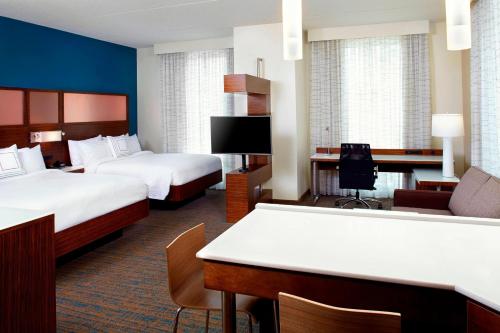 Habitación de hotel con 2 camas y escritorio en Residence Inn by Marriott Durham Duke University Medical Center Area, en Durham