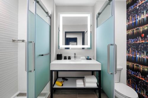 Aloft Katy Mills tesisinde bir banyo