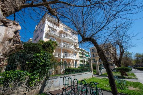 budynek z drzewem przed nim w obiekcie Celestina Corfu Town Apartment w Korfu