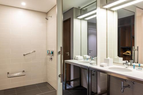  Aloft Dubai South -  Room  picture :   Tea/Coffee maker    Minibar    Shower                           