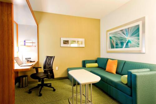 ein Wohnzimmer mit einem Sofa und einem Schreibtisch in der Unterkunft SpringHill Suites by Marriott Bellingham in Bellingham