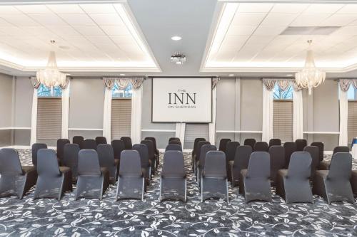 Zona business o sala de conferencias en The Inn On Sheridan