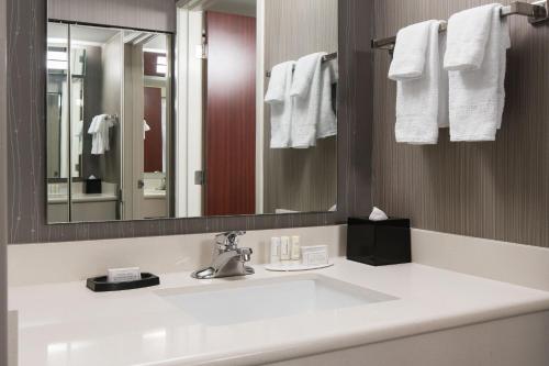 Bilik mandi di Courtyard by Marriott Seattle Federal Way