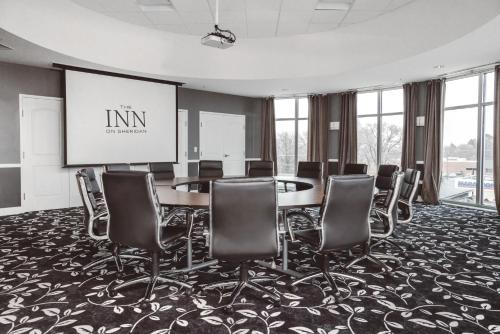 Zona business o sala de conferencias en The Inn On Sheridan