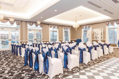 Un restaurante o sitio para comer en The Inn On Sheridan