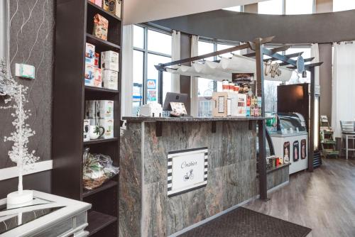 Un restaurante o sitio para comer en The Inn On Sheridan